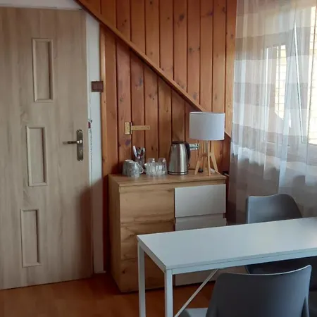 ホームステイ Domek Pod Sosnami Pokoje 2-3 Osobowe