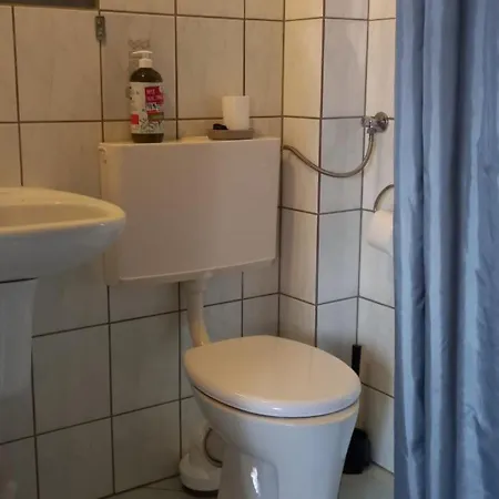 Domek Pod Sosnami Pokoje 2-3 Osobowe * ミエルノ