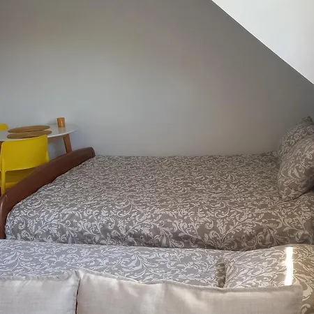 ホームステイ Domek Pod Sosnami Pokoje 2-3 Osobowe ミエルノ