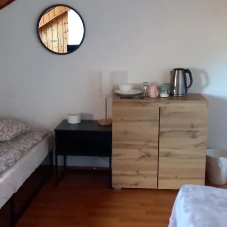 Domek Pod Sosnami Pokoje 2-3 Osobowe ホームステイ ミエルノ