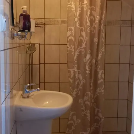 Domek Pod Sosnami Pokoje 2-3 Osobowe *